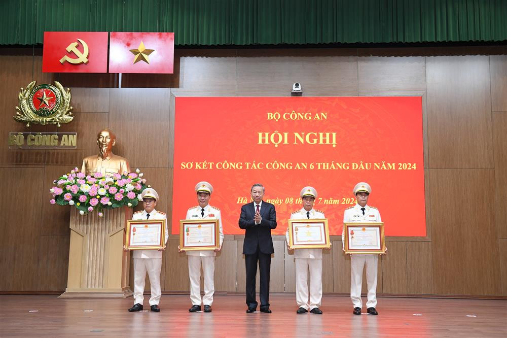 Chủ tịch nước Tô Lâm trao Huân chương Quân công hạng Ba tặng Thượng tướng Bùi Văn Nam; trao Huân chương Bảo vệ Tổ quốc hạng Nhất tặng Thứ trưởng Trần Quốc Tỏ; trao Huân chương Chiến công hạng Nhất tặng Thứ trưởng Lê Quốc Hùng và Thứ trưởng Nguyễn Văn Long.