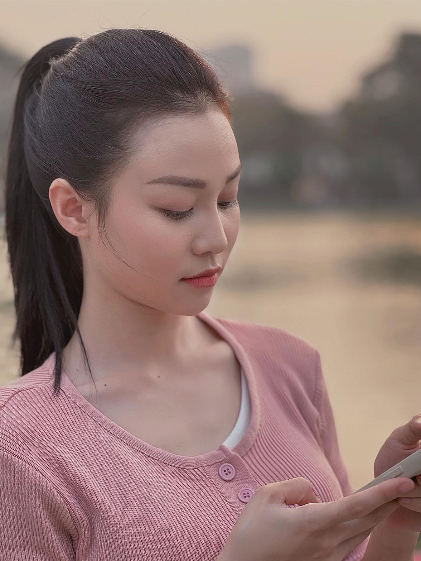 Tạo hình của Quỳnh Châu trong bộ phim Người một nhà.