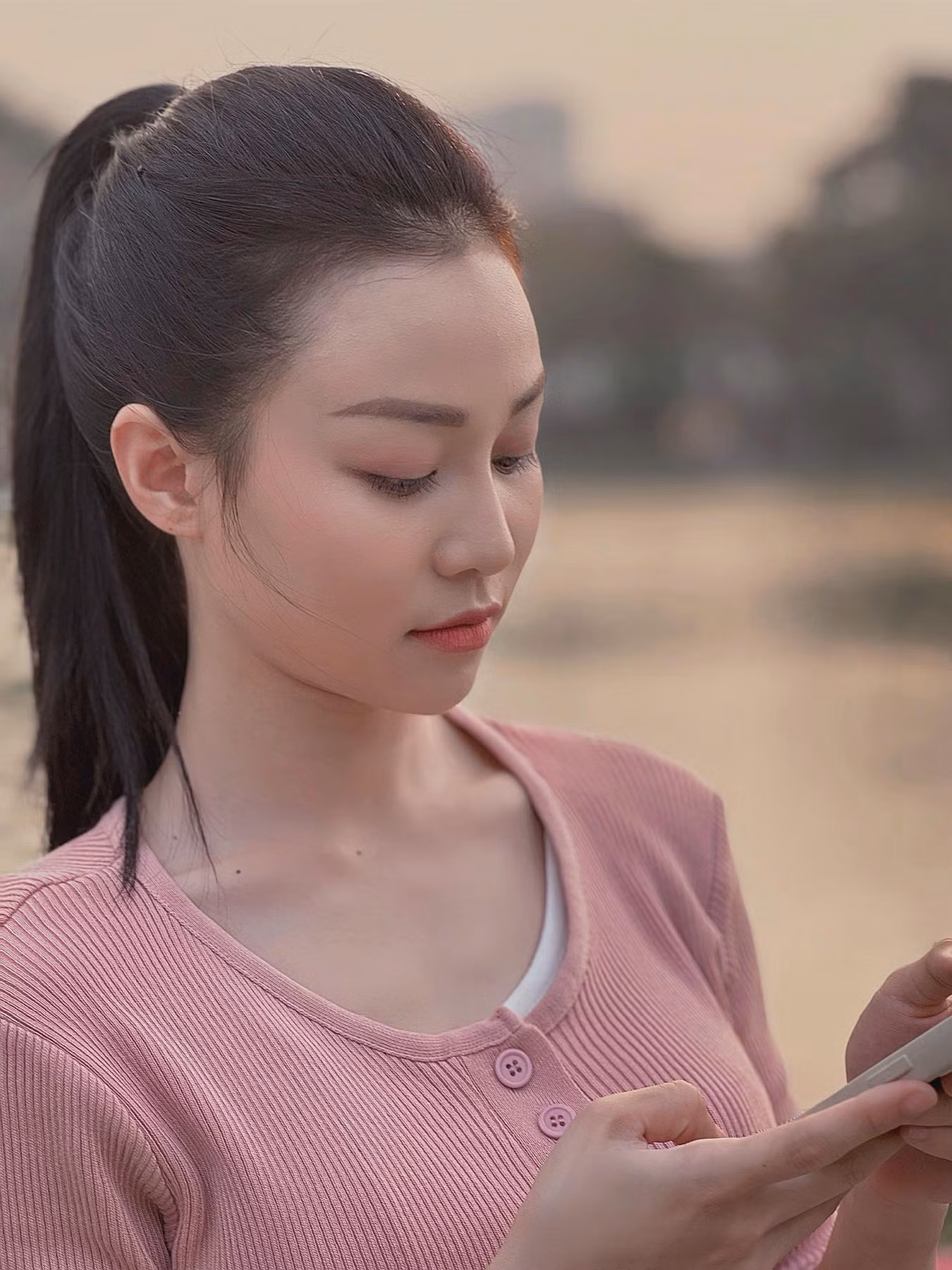 Tạo hình của Quỳnh Châu trong bộ phim Người một nhà. Tạo hình của Quỳnh Châu trong bộ phim Người một nhà.