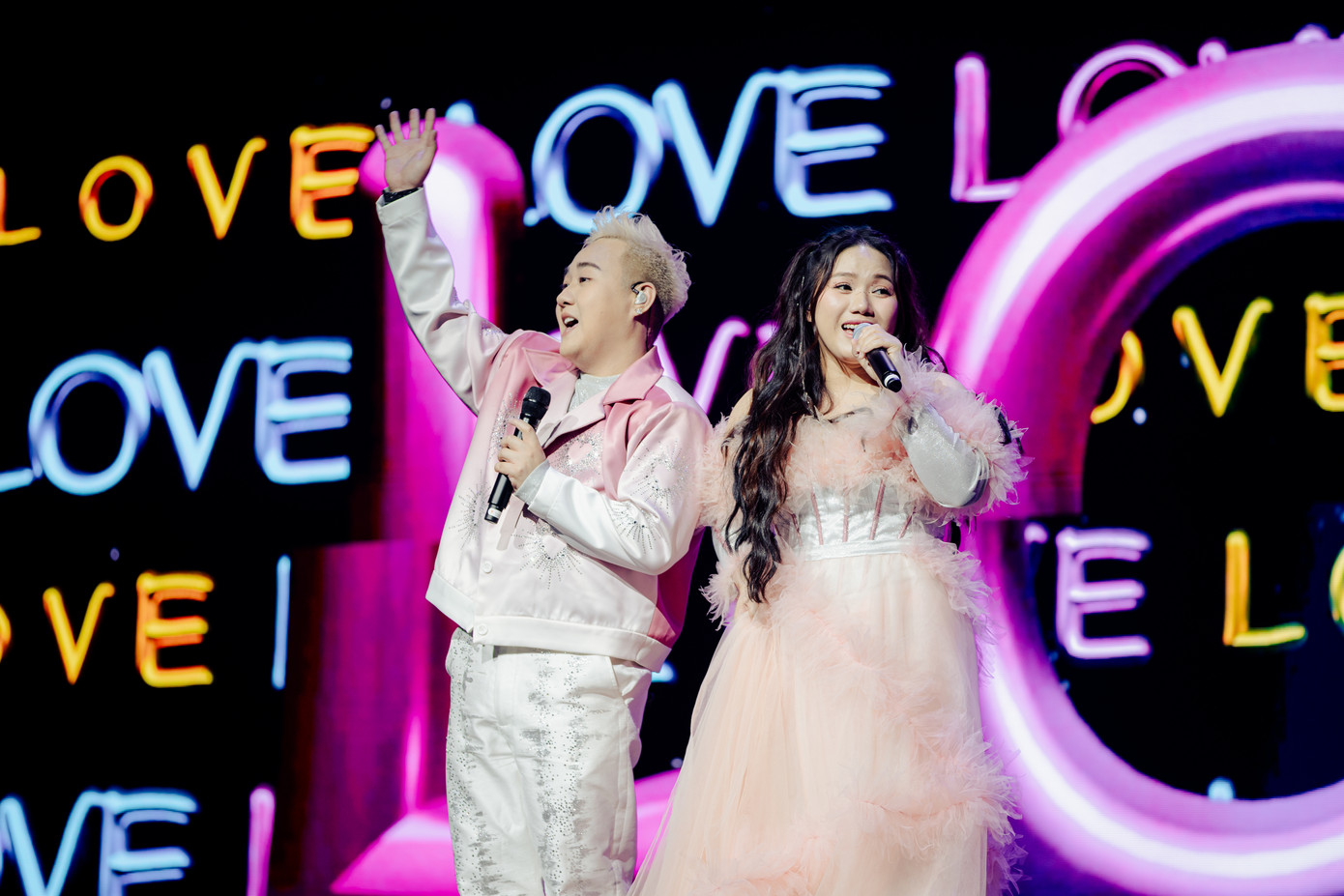 Chương cuối cùng - Luminous, là chương tràn ngập ánh sáng, rực rỡ. Trung Quân gây bất ngờ khi biến sân khấu Live Concert 1689 thành một sân khấu bay và thể hiện các bài hát quen thuộc như Thả vào mưa, Mưa tháng sáu, Dấu mưa, Trót yêu, Gọi mưa... Chương cuối cùng - Luminous, là chương tràn ngập ánh sáng, rực rỡ. Trung Quân gây bất ngờ khi biến sân khấu Live Concert 1689 thành một sân khấu bay và thể hiện các bài hát quen thuộc như Thả vào mưa, Mưa tháng sáu, Dấu mưa, Trót yêu, Gọi mưa...