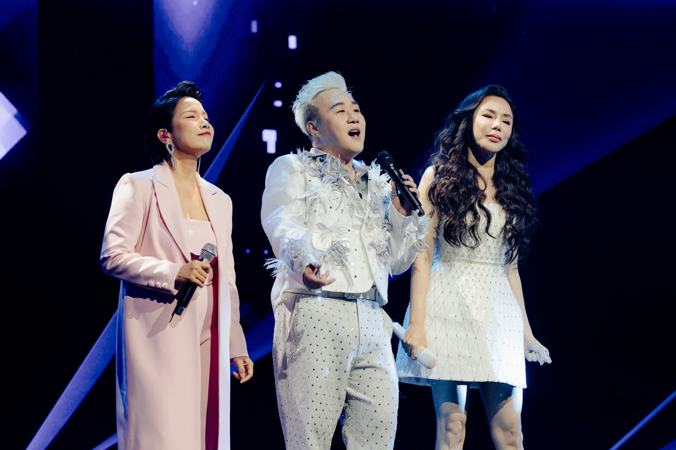 Sự thành công trong Live Concert 1689 của Trung Quân còn thể hiện qua dàn khách mời gồm Diva Mỹ Linh, Hồ Quỳnh Hương, Hương Tràm, Thuỳ Chi và Bảo Thy. Theo Trung Quân, việc mời Mỹ Linh và Hồ Quỳnh Hương đến Live Concert như một cách anh tự thử thách bản thân. Sự thành công trong Live Concert 1689 của Trung Quân còn thể hiện qua dàn khách mời gồm Diva Mỹ Linh, Hồ Quỳnh Hương, Hương Tràm, Thuỳ Chi và Bảo Thy. Theo Trung Quân, việc mời Mỹ Linh và Hồ Quỳnh Hương đến Live Concert như một cách anh tự thử thách bản thân.