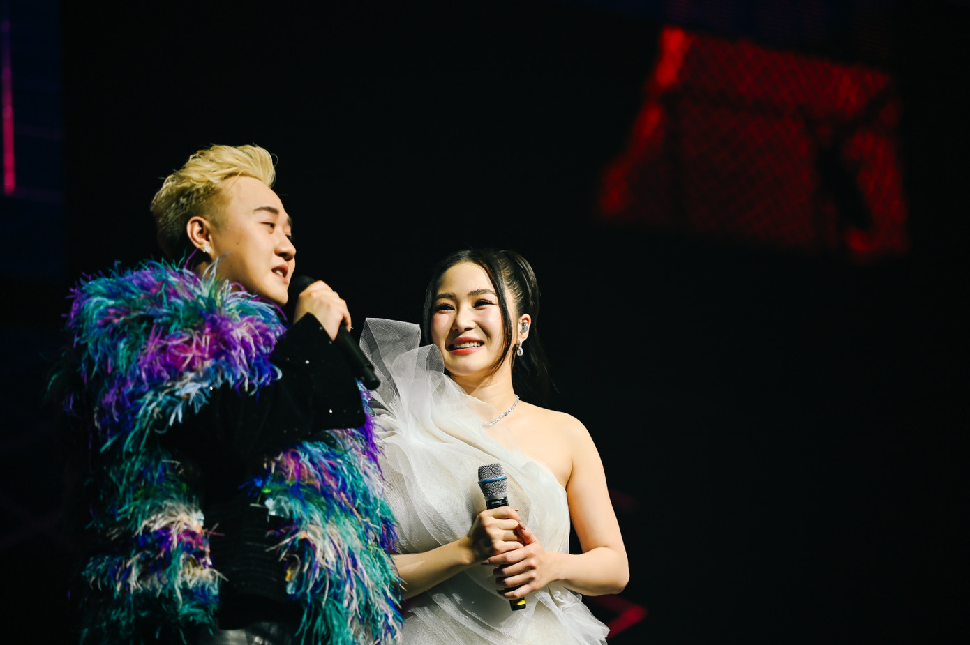 Sự thành công trong Live Concert 1689 của Trung Quân còn thể hiện qua dàn khách mời gồm Diva Mỹ Linh, Hồ Quỳnh Hương, Hương Tràm, Thuỳ Chi và Bảo Thy. Theo Trung Quân, việc mời Mỹ Linh và Hồ Quỳnh Hương đến Live Concert như một cách anh tự thử thách bản thân. Sự thành công trong Live Concert 1689 của Trung Quân còn thể hiện qua dàn khách mời gồm Diva Mỹ Linh, Hồ Quỳnh Hương, Hương Tràm, Thuỳ Chi và Bảo Thy. Theo Trung Quân, việc mời Mỹ Linh và Hồ Quỳnh Hương đến Live Concert như một cách anh tự thử thách bản thân.