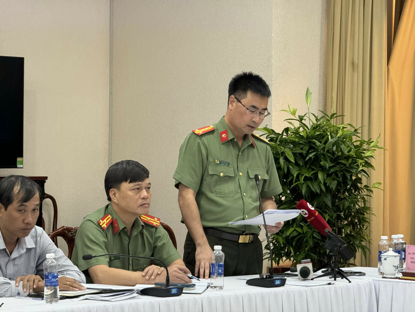 Đại tá Nguyễn Mạnh Toàn, Phó giám đốc Công an tỉnh trả lời các cơ quan báo chí tại buổi họp báo sáng 30/7. Ảnh: CTV Đại tá Nguyễn Mạnh Toàn, Phó giám đốc Công an tỉnh trả lời các cơ quan báo chí tại buổi họp báo sáng 30/7. Ảnh: CTV