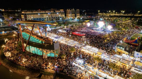 Không khí về cuối chương trình càng nóng hơn bởi sự xuất hiện của các ca sĩ trẻ mang đến những tiết mục hấp dẫn và phần trình diễn DJ sôi động đến 23h. Không khí về cuối chương trình càng nóng hơn bởi sự xuất hiện của các ca sĩ trẻ mang đến những tiết mục hấp dẫn và phần trình diễn DJ sôi động đến 23h.