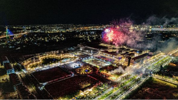 Pháo hoa rực rỡ sắc màu tỏa sáng trên bầu trời đêm Đồng Hới - trung tâm du lịch, điểm đến toàn cầu mới. Pháo hoa rực rỡ sắc màu tỏa sáng trên bầu trời đêm Đồng Hới - trung tâm du lịch, điểm đến toàn cầu mới.