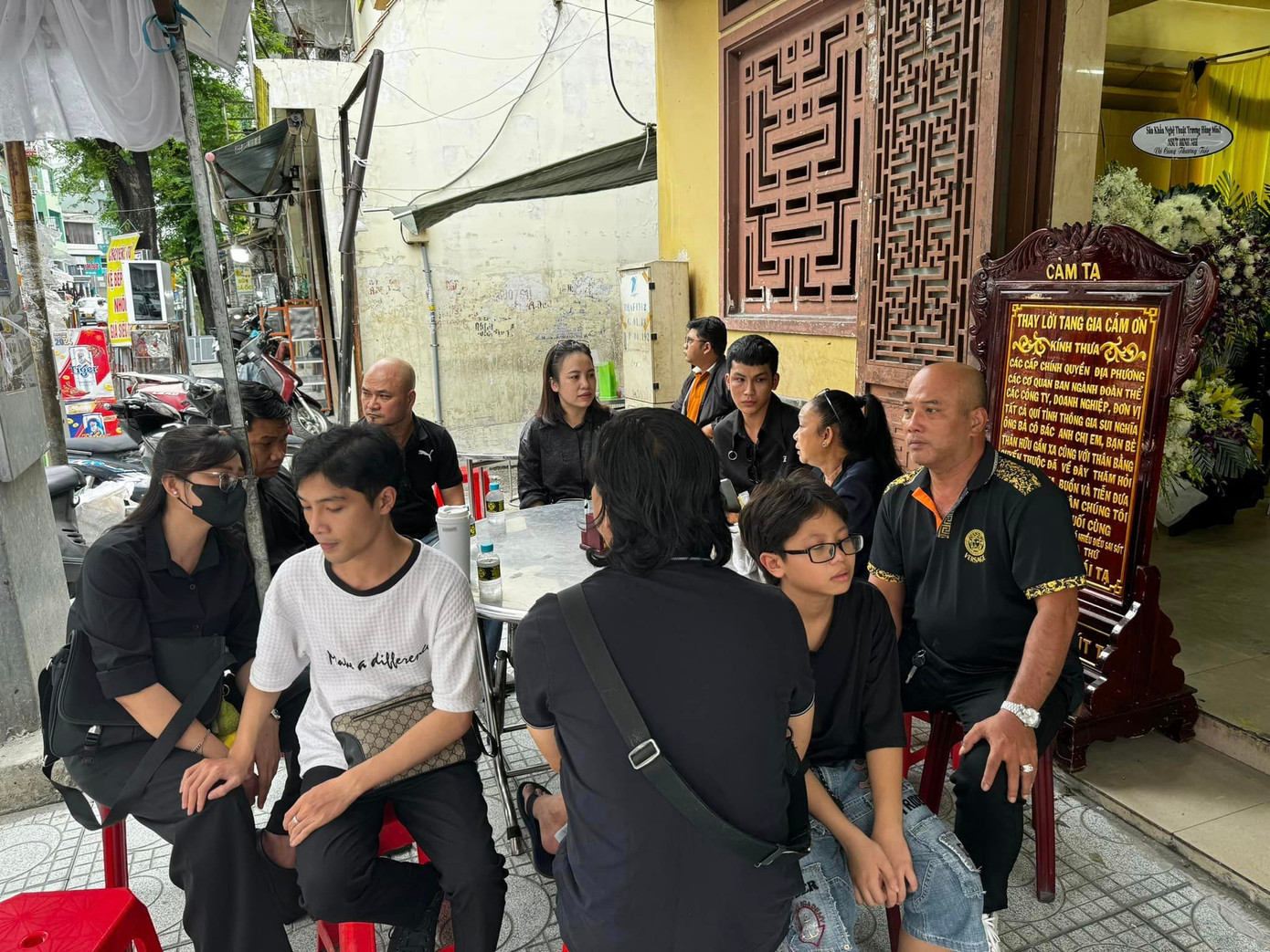 Một số hình ảnh trong lễ tang diễn viên Lê Hùng. Ảnh: Hữu Quốc. Một số hình ảnh trong lễ tang diễn viên Lê Hùng. Ảnh: Hữu Quốc.