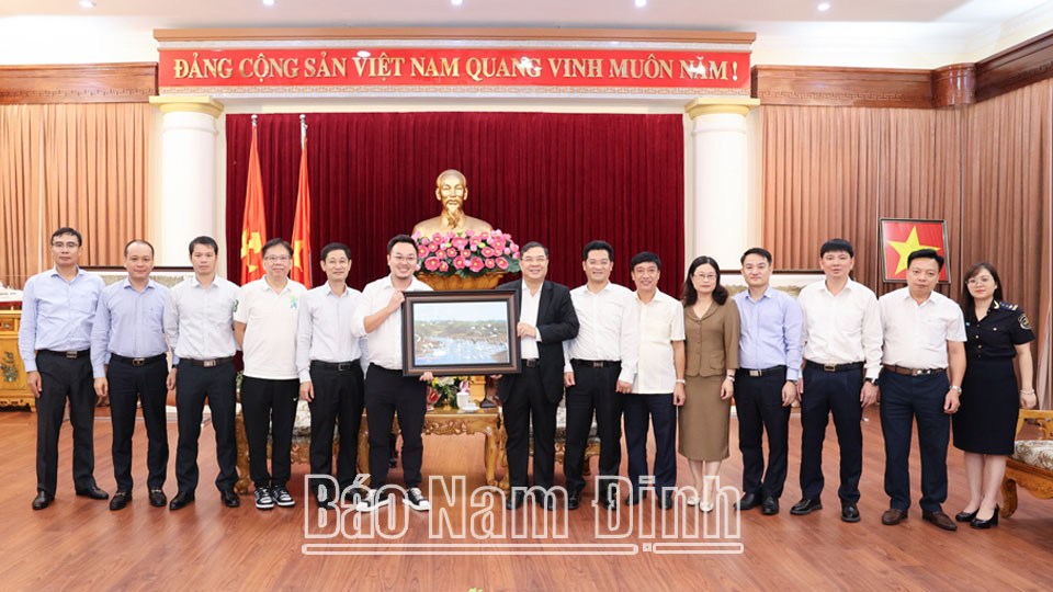 Đồng chí Bí thư Tỉnh ủy Phạm Gia Túc và các đồng chí lãnh đạo tỉnh tặng Tập đoàn nhôm Kam Kiu, Hồng Kông (Trung Quốc) bức ảnh Vườn Quốc gia Xuân Thủy.