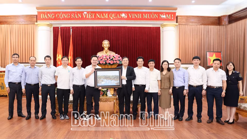 Đồng chí Bí thư Tỉnh ủy Phạm Gia Túc và các đồng chí lãnh đạo tỉnh tặng Tập đoàn nhôm Kam Kiu, Hồng Kông (Trung Quốc) bức ảnh Vườn Quốc gia Xuân Thủy.