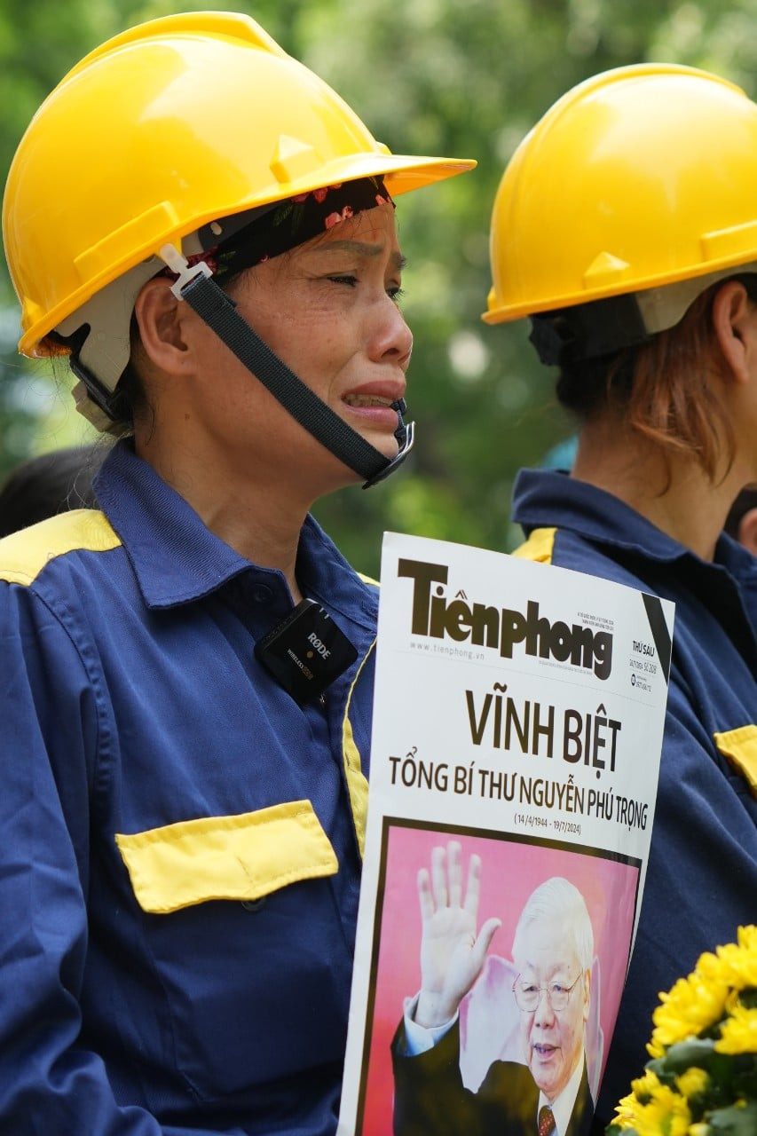 Những tình cảm đặc biệt mà người dân cả nước dành cho Tổng Bí thư Nguyễn Phú Trọng trong ngày Quốc tang càng khắc họa sâu sắc tầm vóc nhà lãnh đạo đã có nhiều công lao to lớn, đặc biệt xuất sắc đối với sự nghiệp cách mạng vẻ vang của Đảng và dân tộc. Những tình cảm đặc biệt mà người dân cả nước dành cho Tổng Bí thư Nguyễn Phú Trọng trong ngày Quốc tang càng khắc họa sâu sắc tầm vóc nhà lãnh đạo đã có nhiều công lao to lớn, đặc biệt xuất sắc đối với sự nghiệp cách mạng vẻ vang của Đảng và dân tộc.