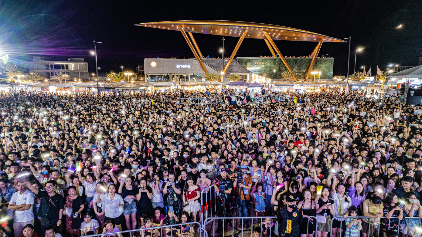 Biển người đổ về khu đô thị Regal Legend từ sớm để thưởng thức đại tiệc EDM và pháo hoa nghệ thuật Biển người đổ về khu đô thị Regal Legend từ sớm để thưởng thức đại tiệc EDM và pháo hoa nghệ thuật
