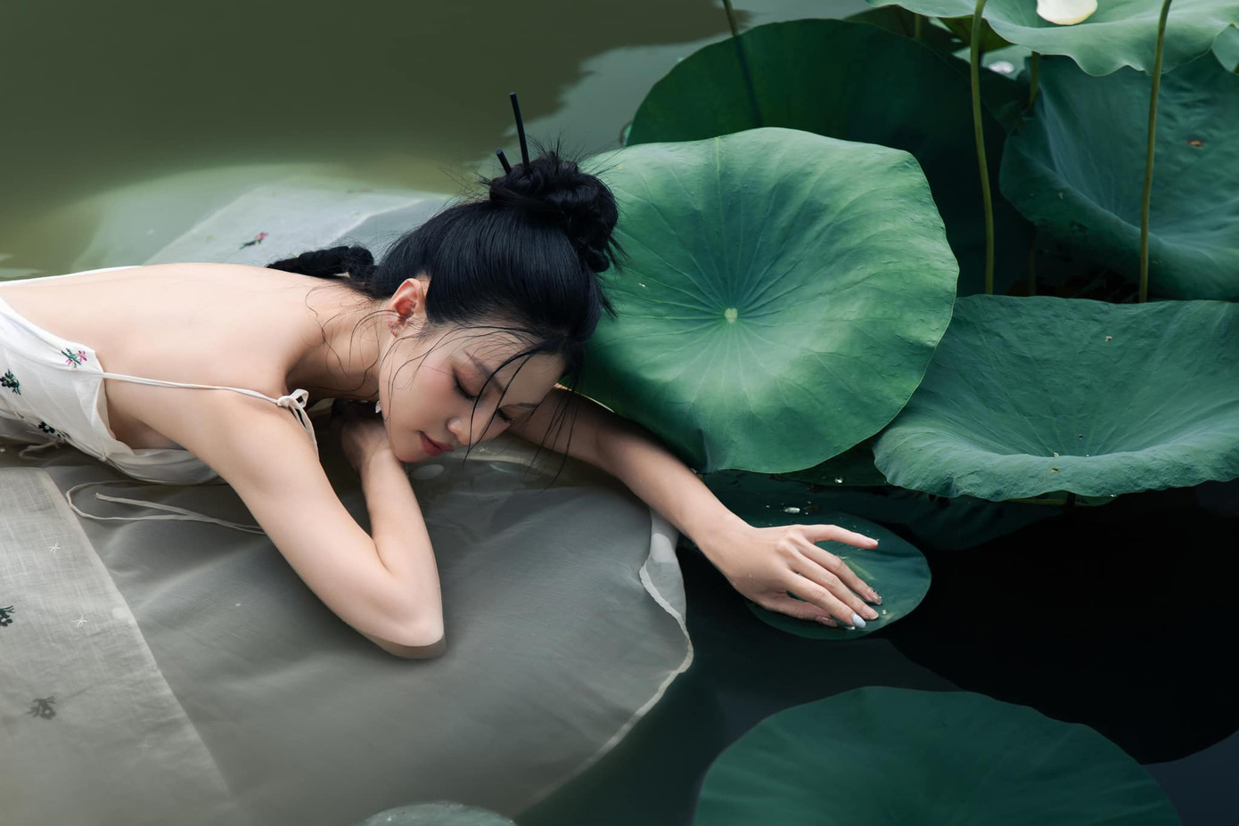 Quỳnh Châu sinh năm 1998, tốt nghiệp Đại học Sân khấu Điện ảnh Hà Nội, hiện công tác tại Nhà hát Kịch Hà Nội.