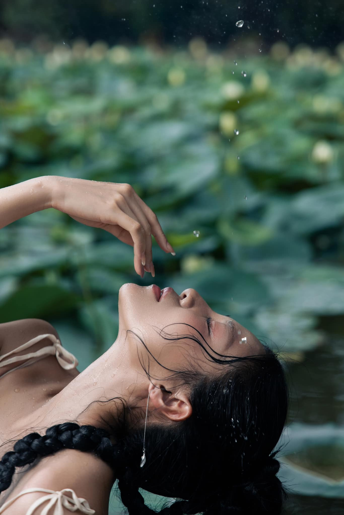 Quỳnh Châu sinh năm 1998, tốt nghiệp Đại học Sân khấu Điện ảnh Hà Nội, hiện công tác tại Nhà hát Kịch Hà Nội.