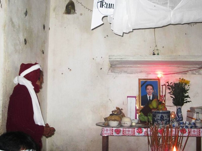 Anh Lai (ảnh trên) và bà Lài bất thần bên bà thờ lập vội của anh Thế