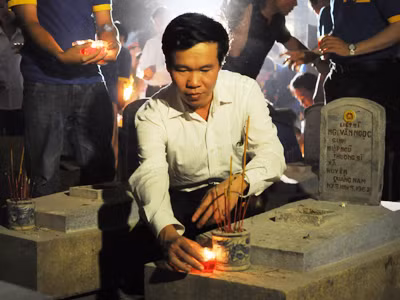 Anh Võ Văn Thưởng thắp nến tri ân tại nghĩa trang Trường Sơn Ảnh: Quang Minh