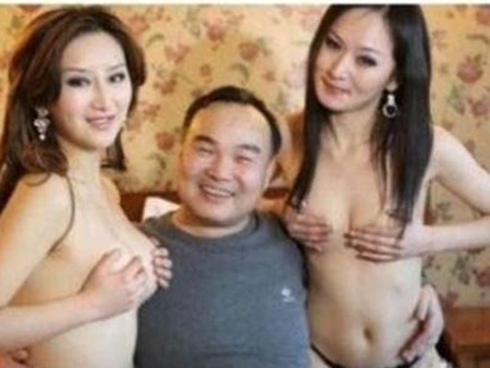 Nhân vật nữ ngoài cùng bên phải được cho là Trần Đình Gia