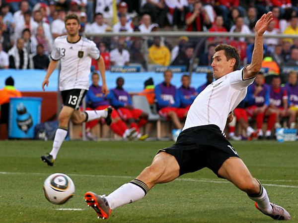 Miroslav Klose ghi bàn giúp Đức vươn lên dẫn trước Tam Sư. Ảnh: Getty Images