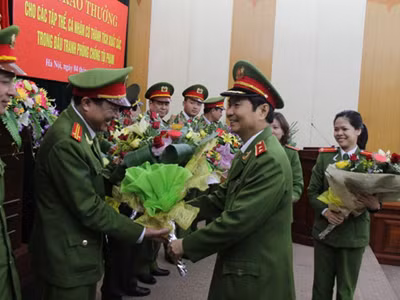 Trung tướng Phạm Quý Ngọ biểu dương các đơn vị phá án. Trung tướng Phạm Quý Ngọ biểu dương các đơn vị phá án