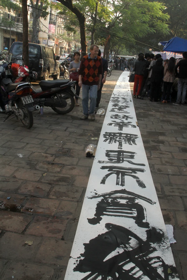 Chiều dài vào cỡ gần trăm mét