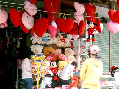 Nhiều món quà bày tỏ tình yêu	Ảnh: M.A