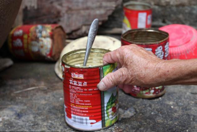 Thức ăn mà ông bà chuẩn bị cho con trai được đựng trong hộp này, sau đó chuyển qua khe hở của phòng 