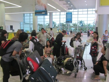 Hành khách mệt mỏi về đến TP.HCM chiều 18/6 sau khi du lịch với Travel life tại Thái Lan (Ảnh: N.D) . Hành khách mệt mỏi về đến TP.HCM chiều 18/6 sau khi du lịch với Travel life tại Thái Lan (Ảnh: N.D)