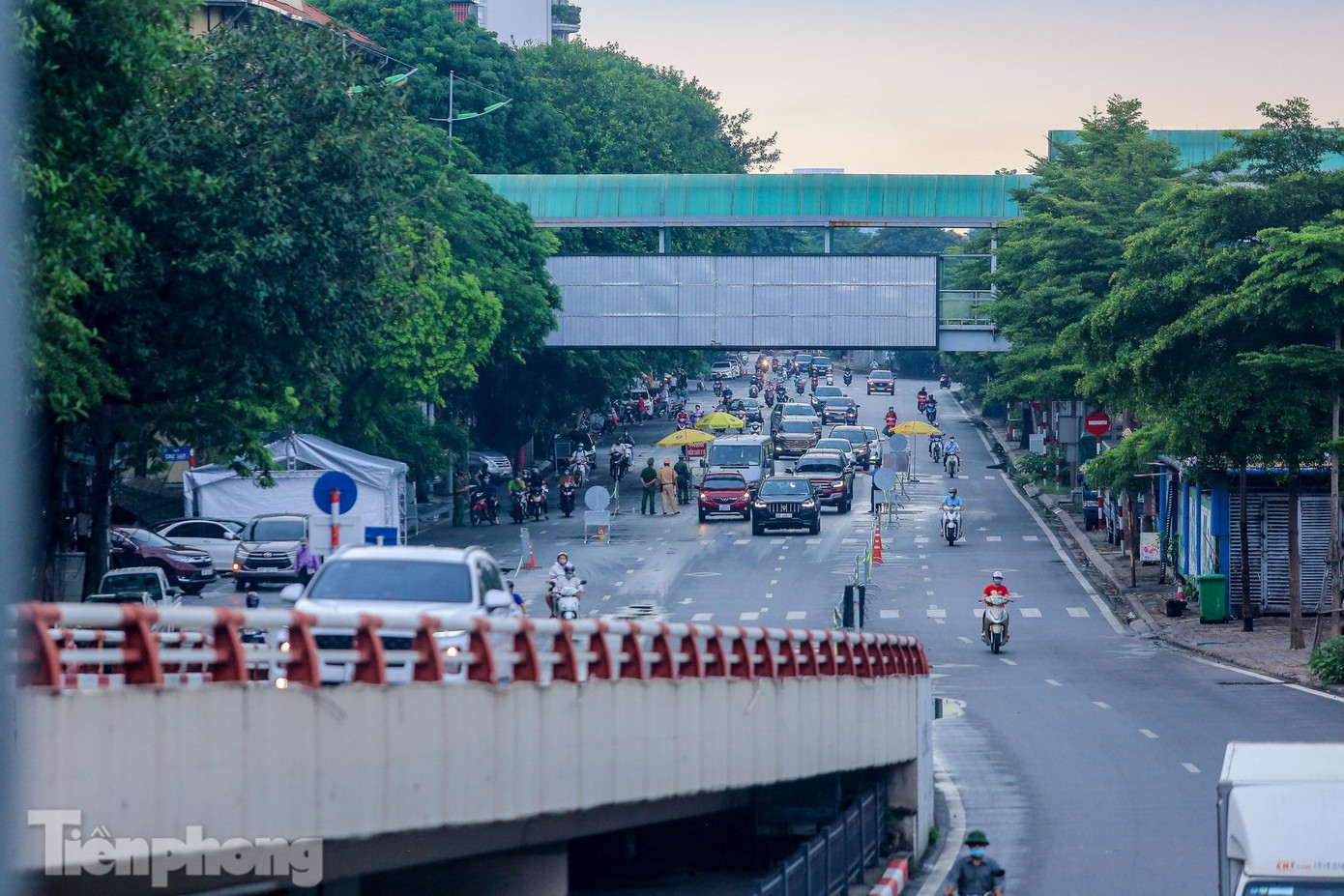 Sau 3 tuần thực hiện giãn cách xã hội theo Chỉ thị 16 Thủ tướng Chính Phủ, từ 6h ngày 6/9 đến 6h ngày 21/9, thành phố thực hiện phân theo 3 vùng. Theo đó vùng 1 là khu vực đô thị trung tâm với mật độ dân cư cao, tập trung các cơ quan, doanh nghiệp, cơ sở kinh doanh dịch vụ gồm toàn bộ địa giới hành chính của 10 quận, huyện gồm: Tây Hồ, Ba Đình, Cầu Giấy, Hoàn Kiếm, Đống Đa, Hai Bà Trưng, Thanh Xuân, Hà Đông, Thanh Trì, Hoàng Mai; một phần địa giới hành chính của 5 quận, huyện gồm: Nam Từ Liêm, Bắc Từ Liêm, Hoài Đức, Thanh Oai, Thường Tín tiếp tục thực hiện Chỉ thị 16 và áp dụng một số biện pháp ở mức cao hơn với nguyên tắc “ai ở đâu, ở đó”, “người ở vùng nào, ở vùng đó” để khoanh vùng, xử lý, dập dịch triệt để tại khu vực “vùng đỏ” và “vùng cam". Sau 3 tuần thực hiện giãn cách xã hội theo Chỉ thị 16 Thủ tướng Chính Phủ, từ 6h ngày 6/9 đến 6h ngày 21/9, thành phố thực hiện phân theo 3 vùng. Theo đó vùng 1 là khu vực đô thị trung tâm với mật độ dân cư cao, tập trung các cơ quan, doanh nghiệp, cơ sở kinh doanh dịch vụ gồm toàn bộ địa giới hành chính của 10 quận, huyện gồm: Tây Hồ, Ba Đình, Cầu Giấy, Hoàn Kiếm, Đống Đa, Hai Bà Trưng, Thanh Xuân, Hà Đông, Thanh Trì, Hoàng Mai; một phần địa giới hành chính của 5 quận, huyện gồm: Nam Từ Liêm, Bắc Từ Liêm, Hoài Đức, Thanh Oai, Thường Tín tiếp tục thực hiện Chỉ thị 16 và áp dụng một số biện pháp ở mức cao hơn với nguyên tắc “ai ở đâu, ở đó”, “người ở vùng nào, ở vùng đó” để khoanh vùng, xử lý, dập dịch triệt để tại khu vực “vùng đỏ” và “vùng cam".