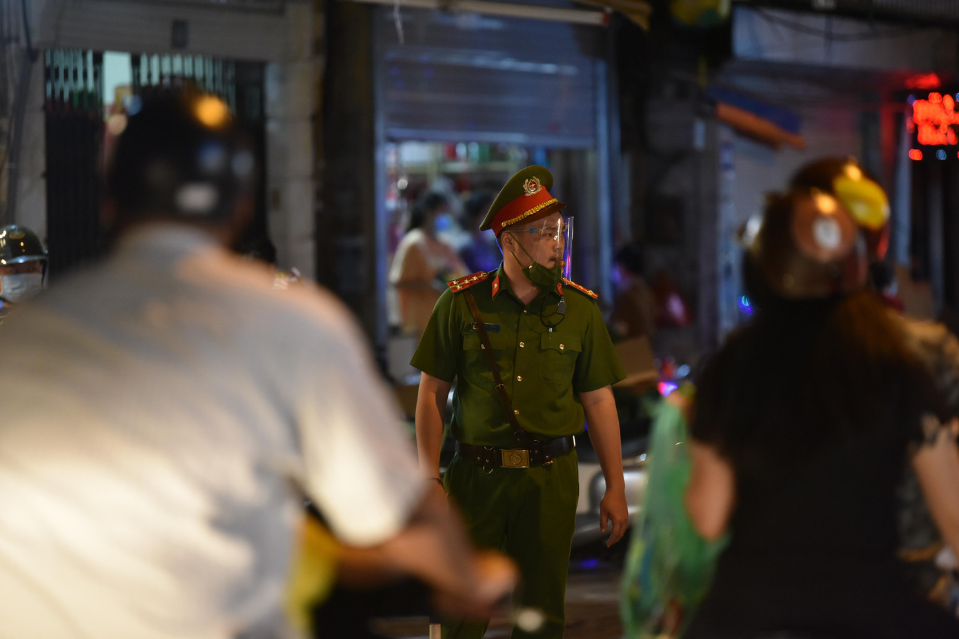 Nắm bắt tình hình, lực lượng chức năng quận Hoàn Kiếm đã có mặt tại phố Hàng Mã, tiến hành các biện pháp để giúp khu vực không tập trung đông người.