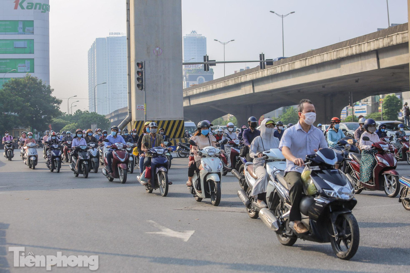 Đường vành đai 3, đoạn Khuất Duy Tiến phương tiện di chuyển tấp nập.