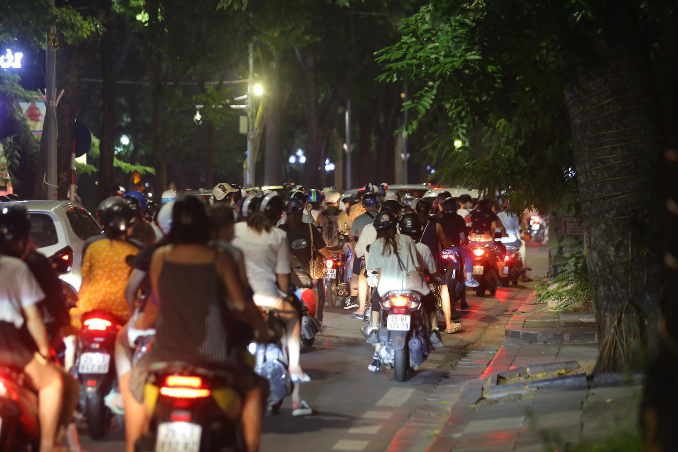 Mặc dù thành phố khuyến cáo người dân không ra đường khi không cần thiết, nhưng tình trạng tập trung đông người vẫn xảy ra ở các phố xung quanh hồ Hoàn Kiếm và các tuyến phố trung tâm Thủ đô vào tối nay.