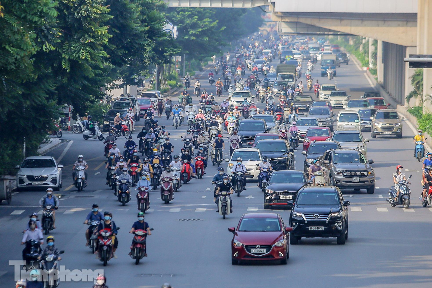 Mật độ tham gia giao thông đông đúc vào 7h45 sáng nay tại đường Nguyễn Trãi.