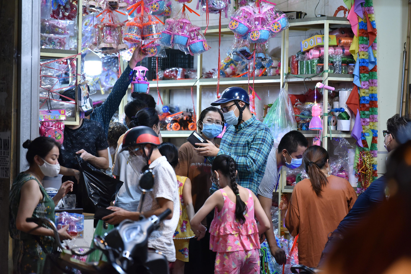 Khách đông khiến khu vực không đảm bảo giãn cách phòng dịch.