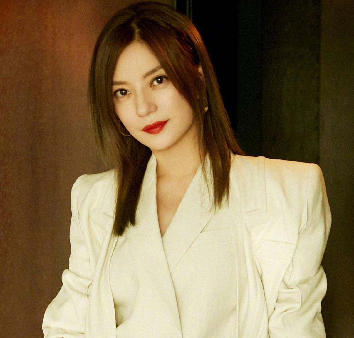 Chồng Triệu Vy chưa có động thái trước scandal của vợ.