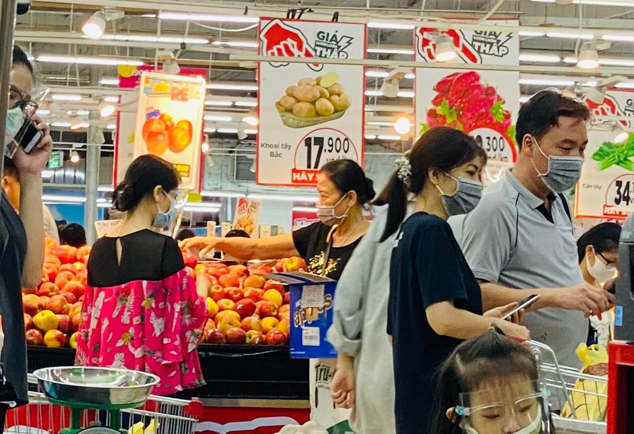 Khu vực bán rau quả và thực phẩm rất đông khách