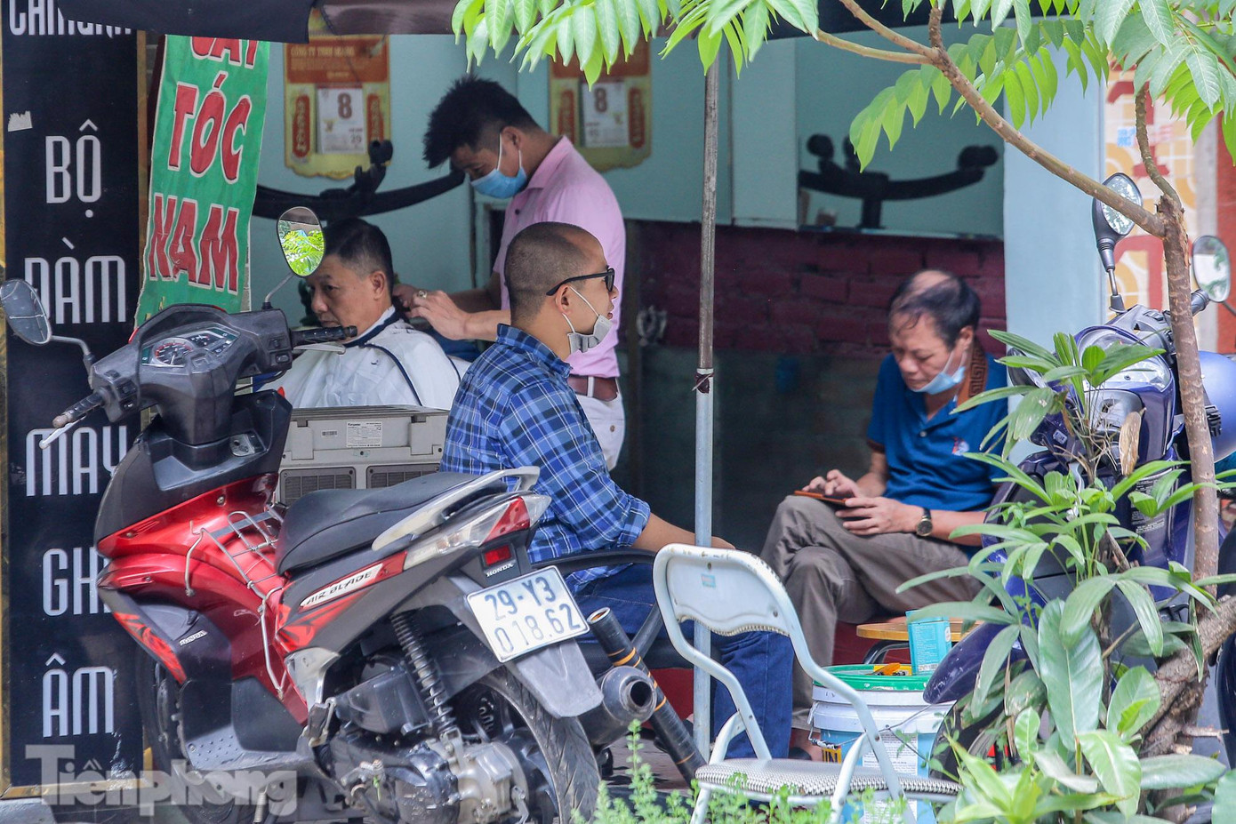 Một quán cắt tóc trên phố Yên Lãng đông khách chờ, tuy nhiên lại không đảm bảo quy định về giãn cách và đeo khẩu trang không đúng cách. Một quán cắt tóc trên phố Yên Lãng đông khách chờ, tuy nhiên lại không đảm bảo quy định về giãn cách và đeo khẩu trang không đúng cách.