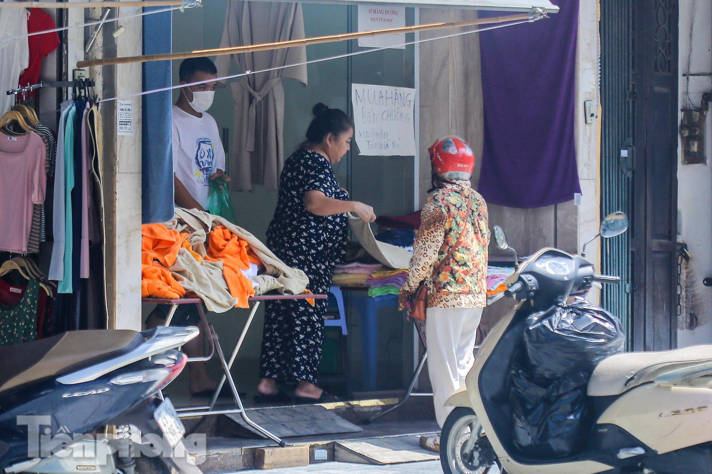 Một số tiểu thương bán hàng mà không đeo khẩu trang.