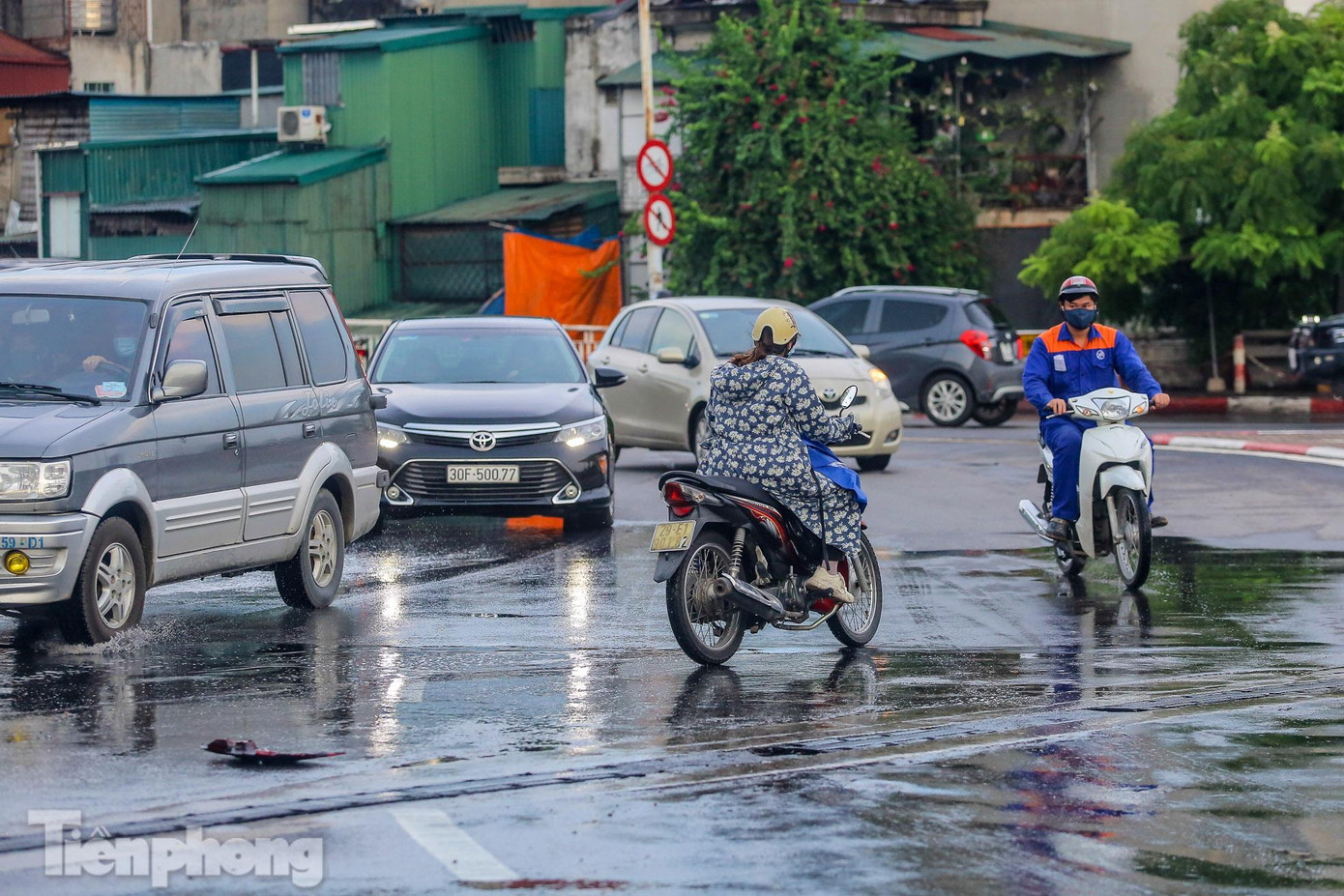 Lưu thông 'lộn xộn' không những gây nguy hiểm cho người tham gia giao thông ở làn đường bên này mà còn có nguy cơ lây lan dịch bệnh khi không được kiểm soát. Lưu thông 'lộn xộn' không những gây nguy hiểm cho người tham gia giao thông ở làn đường bên này mà còn có nguy cơ lây lan dịch bệnh khi không được kiểm soát.