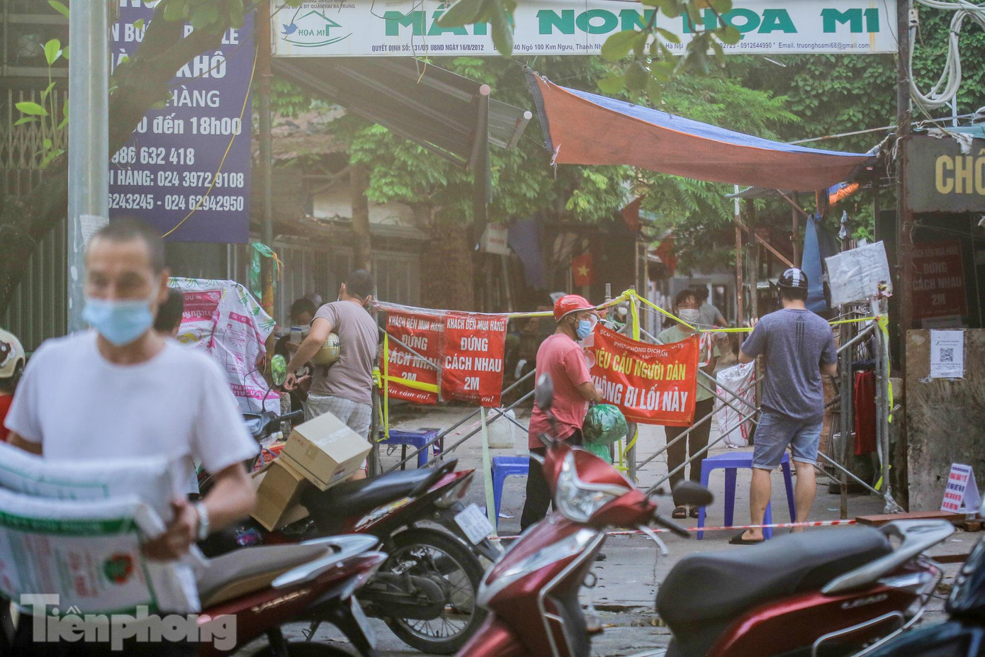 Cảnh nhộn nhịp trao đổi mua bán tại một chốt chặn khác trên phố Kim Ngưu.