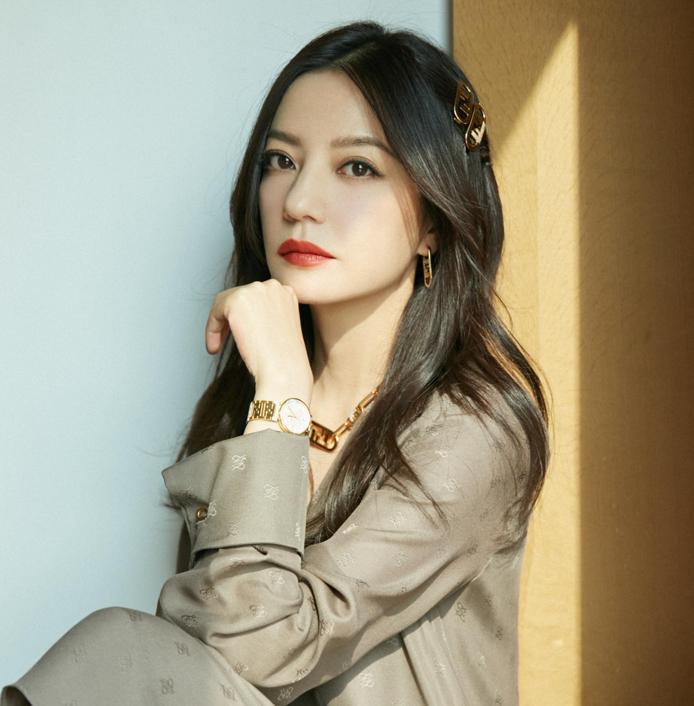 Triệu Vy chấm dứt sự nghiệp lừng lẫy ở tuổi 45. Trong khi đó, hôn nhân của cô còn bỏ ngỏ.