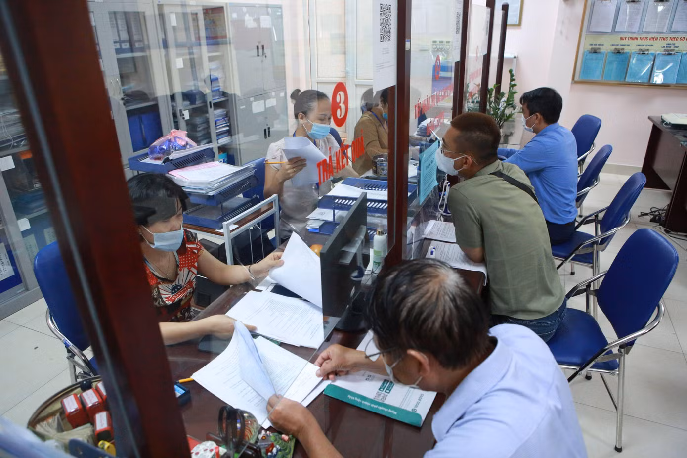 Bốn lần điều chỉnh giấy đi đường trong 2 tháng: Ngày 27/7, Thường trực Thành ủy Hà Nội đã giao thành phố thống nhất mẫu giấy tờ, quy trình kiểm soát việc di chuyển của lực lượng công vụ, y tế, công nhân, lao động hiện đang sinh sống tại các khu vực ven thành phố, rút ngắn thời gian khai báo để di chuyển vào thành phố làm việc. Bốn lần điều chỉnh giấy đi đường trong 2 tháng: Ngày 27/7, Thường trực Thành ủy Hà Nội đã giao thành phố thống nhất mẫu giấy tờ, quy trình kiểm soát việc di chuyển của lực lượng công vụ, y tế, công nhân, lao động hiện đang sinh sống tại các khu vực ven thành phố, rút ngắn thời gian khai báo để di chuyển vào thành phố làm việc.