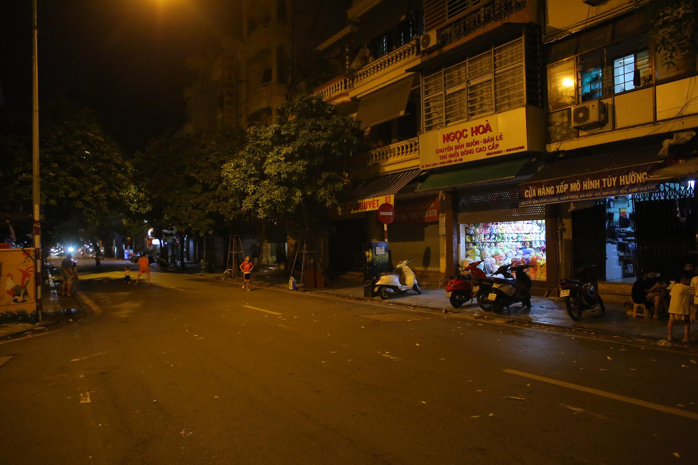 Khu phố không còn phương tiện qua lại.