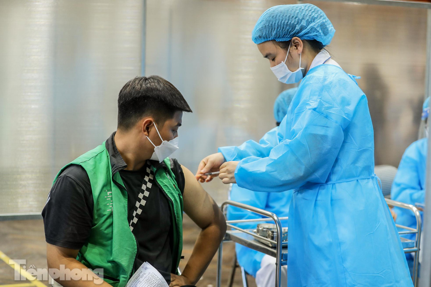 "Việc tiêm vắc xin là cần thiết vì là đối tượng di chuyển và tiếp xúc nhiều, rất dễ trở thành nguy cơ phát tán mầm bệnh", một shipper cho biết.