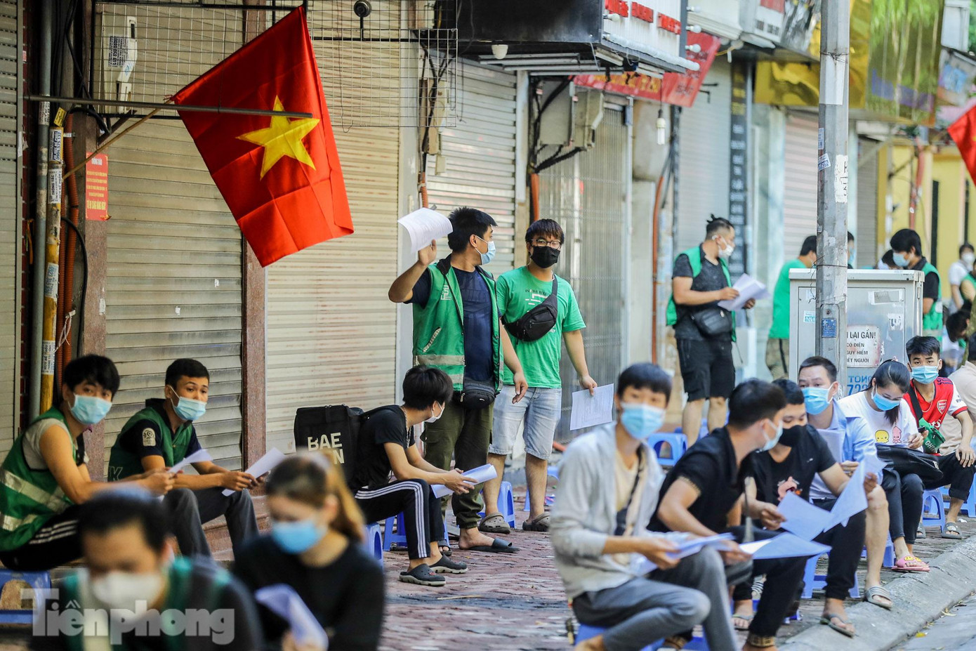 Trong chiều 5/9 đã có tới hàng trăm shipper giao, nhận hàng hóa đến địa điểm nhà thi đấu Trịnh Hoài Đức (quận Đống Đa, Hà Nội) để tiêm vắc xin COVID-19.