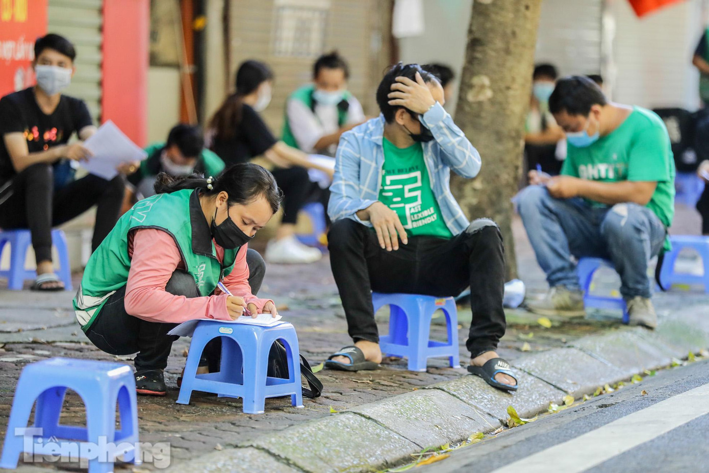 "Quận đang tiến hành rà soát mở rộng đối tượng tiêm, nhằm bao phủ vắc xin càng nhanh càng tốt, đặc biệt tại các vùng lõi, vùng nguy cơ cao, trong đó, những người giao nhận hàng hóa được ưu tiên tham gia tiêm. Các shipper là những đối tượng chủ chốt cung cấp các nhu yếu phẩm cho các vùng trong đợt giãn cách này", ông Nguyễn Đức Tuấn, Giám đốc Trung tâm Y tế quận Đống Đa cho biết.