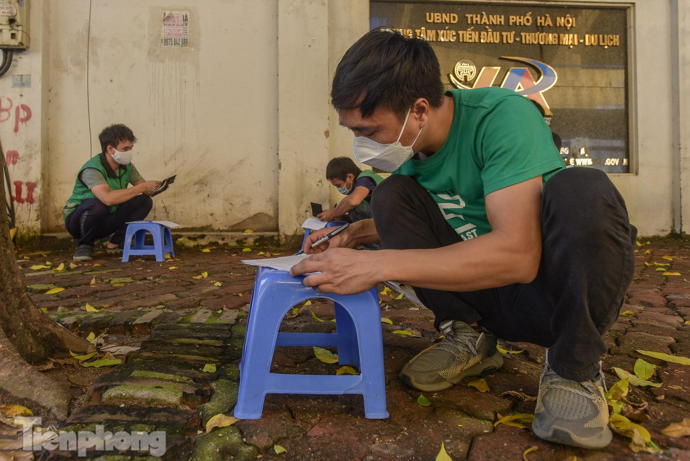 Các shipper điền phiếu thông tin đăng ký tiêm.