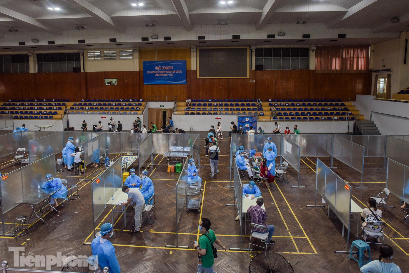 Tại điểm nhà thi đấu Trịnh Hoài Đức được bố trí nhiều bàn tiêm để đảm bảo quá trình tiêm chủng diễn ra an toàn, nhanh chóng.