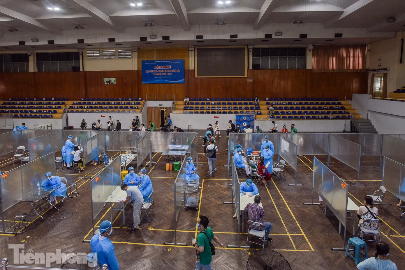 Tại điểm nhà thi đấu Trịnh Hoài Đức được bố trí nhiều bàn tiêm để đảm bảo quá trình tiêm chủng diễn ra an toàn, nhanh chóng.