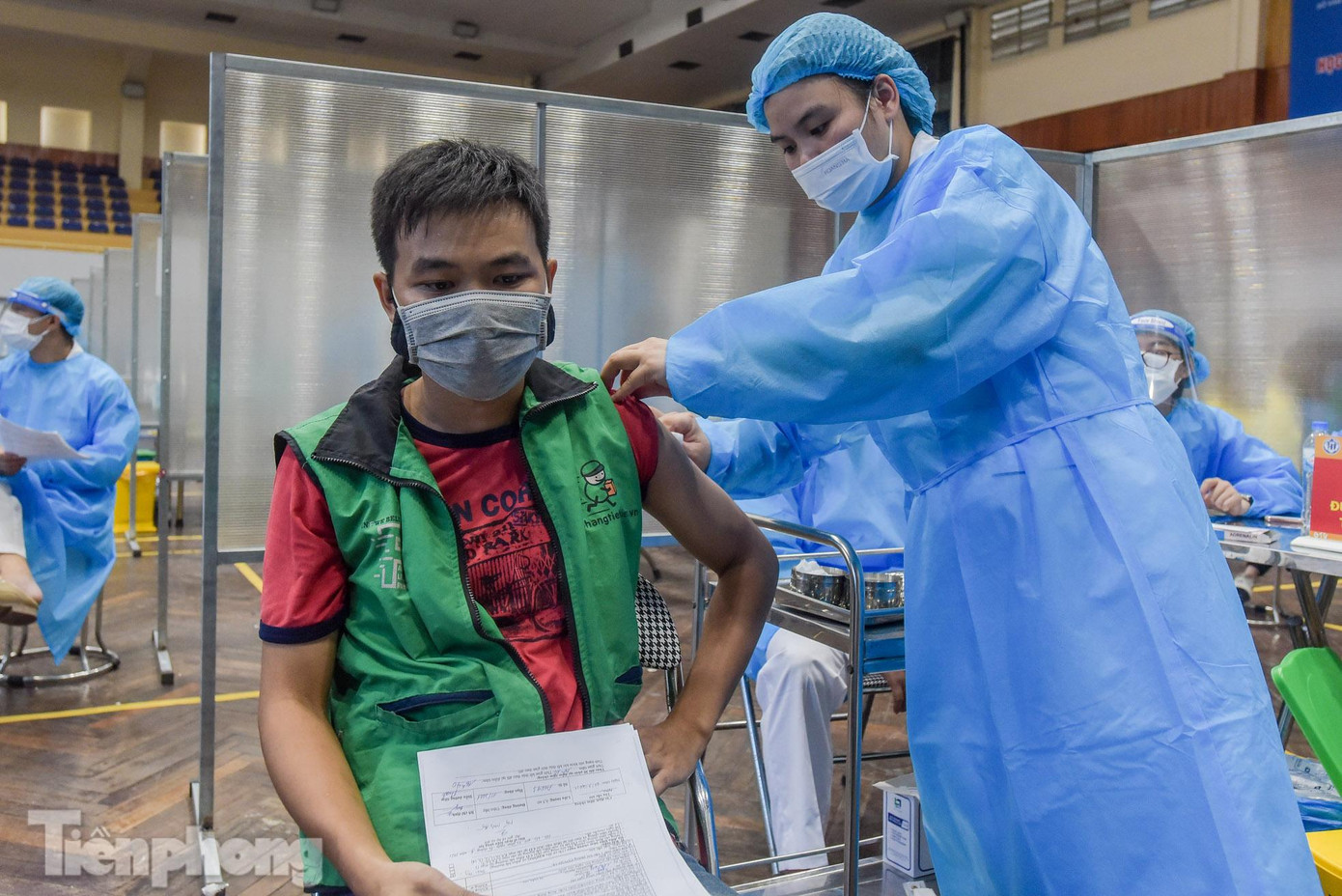 Trong buổi chiều 5/9, tại đây đã tiêm được cho khoảng 300 shipper giao hàng.