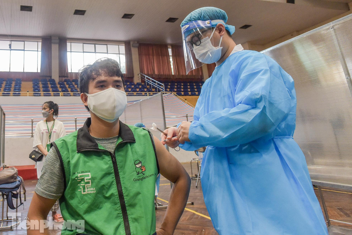 Trong đợt giãn cách thứ tư, shipper là lực lượng đảm bảo cho việc cung ứng hàng hoá thiết yếu từng vùng. Việc ưu tiên tiêm cho nhóm đối tượng trên sẽ hạn chế nguy cơ lây lan dịch bệnh.