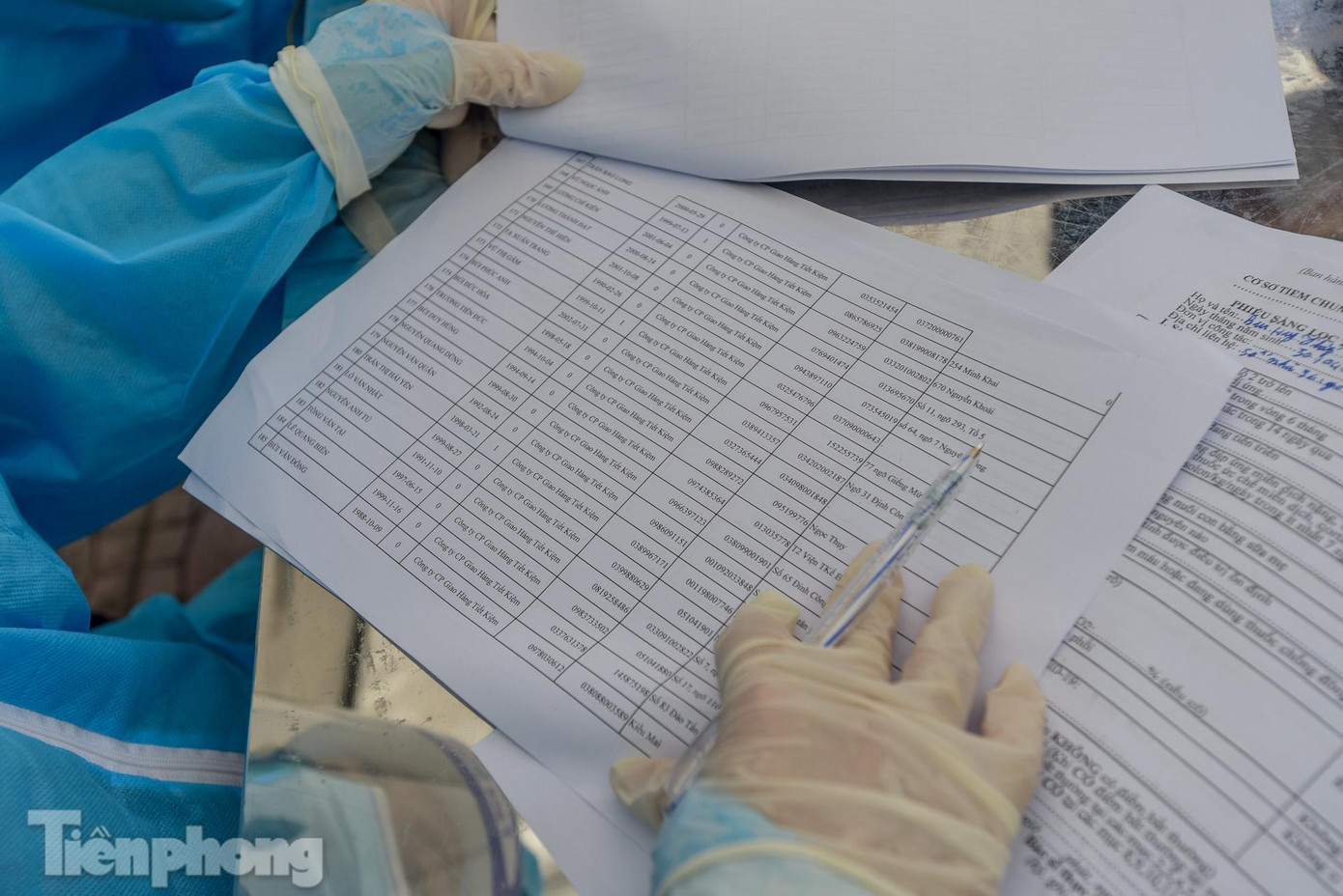 Lực lượng y tế rà soát danh sách các shipper đăng ký tiêm trước khi kiểm tra sức khỏe.