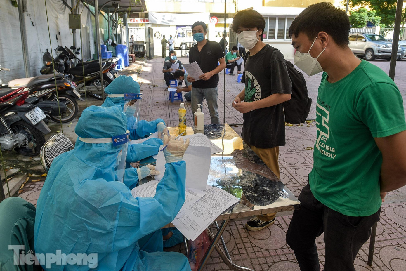 Yêu cầu quan trọng với nhân viên giao hàng khi tham gia hoạt động vận chuyển, giao nhận hàng hóa, bưu phẩm, bưu chính là có Giấy chứng nhận tiêm vắc xin và giấy chứng nhận kết quả xét nghiệm âm tính với COVID-19 còn hiệu lực theo quy định của Bộ Y tế.